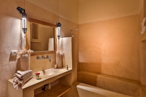 Superior Double or Twin Room | Bathroom | Towels, shampoo - Riad Dar Sara (Marrakech)