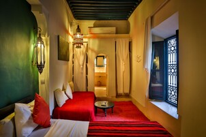 Comfort Suite | In-room safe, bed sheets