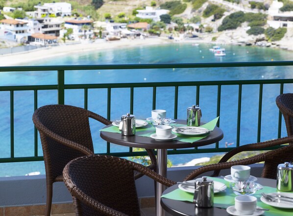 Una mesa para dos con vista a un pueblo costero.