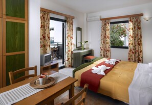 Schreibtisch, schallisolierte Zimmer, Bügeleisen/Bügelbrett