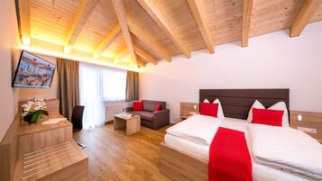 Comfort Suite, 2 Bedrooms, Balcony | Peralatan tempat tidur hipoalergenik, peti besi dalam bilik, meja