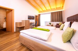 Suite Confort, 2 habitaciones, balcón | Ropa de cama hipoalergénica y caja de seguridad en la habitación 