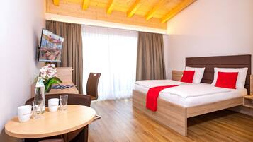 Comfort tweepersoonskamer, 1 slaapkamer, balkon | Hypoallergeen beddengoed, een kluis op de kamer, een bureau, gratis wifi