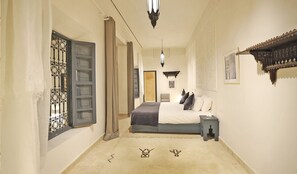 Chambre Deluxe | Coffre-fort, accès au Wi-Fi (inclus), literie fournie