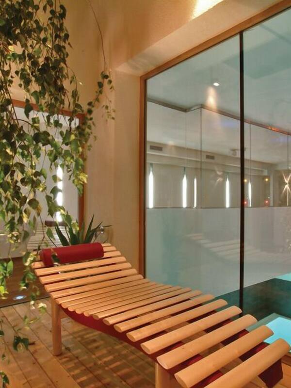 Sauna, steam room, aromatherapy, hot stone massages, body wraps
