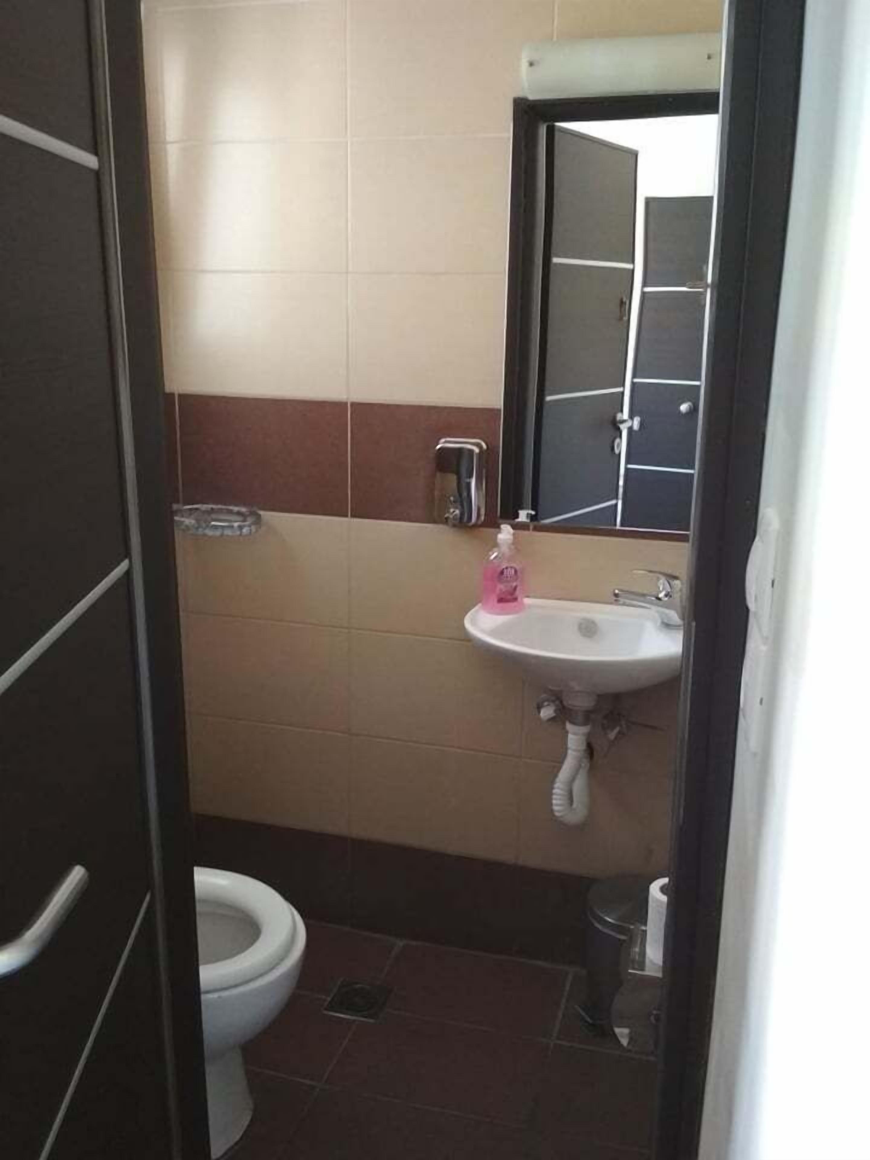 Photo - Pella Inn Hostel