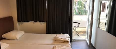 Habitación con 2 camas individuales, balcón | Tabla de planchar con plancha, wifi gratis y ropa de cama