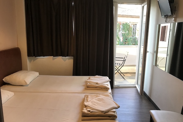 Habitación con 2 camas individuales, balcón | Tabla de planchar con plancha, wifi gratis, ropa de cama