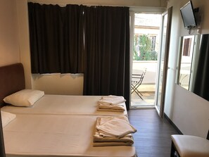 Twin Room, Balcony | Iron/ironing board, free WiFi, bed sheets - Pella Inn Hostel (Athens)