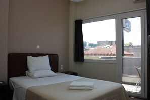 Habitación doble, balcón | Tabla de planchar con plancha, wifi gratis, ropa de cama