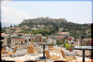 View from property - Pella Inn Hostel (Athens)