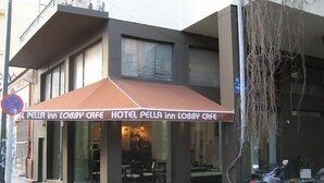 A building with a sign reading "Hotel Pella Inn Lobby Cafe." - Pella Inn Hostel (Athens)