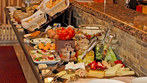 A buffet with various food items and utensils. - Planeta Inn Hotel (Novi Sad)