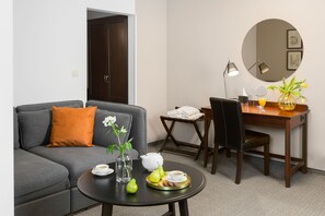Junior Suite | Living room | 100-cm LCD TV with digital channels, TV - Boutique Hotel Bristol (Kosice)