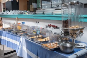 Desayuno continental diario (EUR 8 por persona)