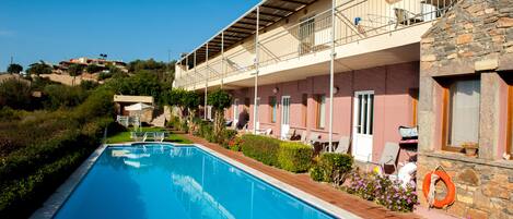 Kolam renang outdoor musiman, dengan payung kolam renang