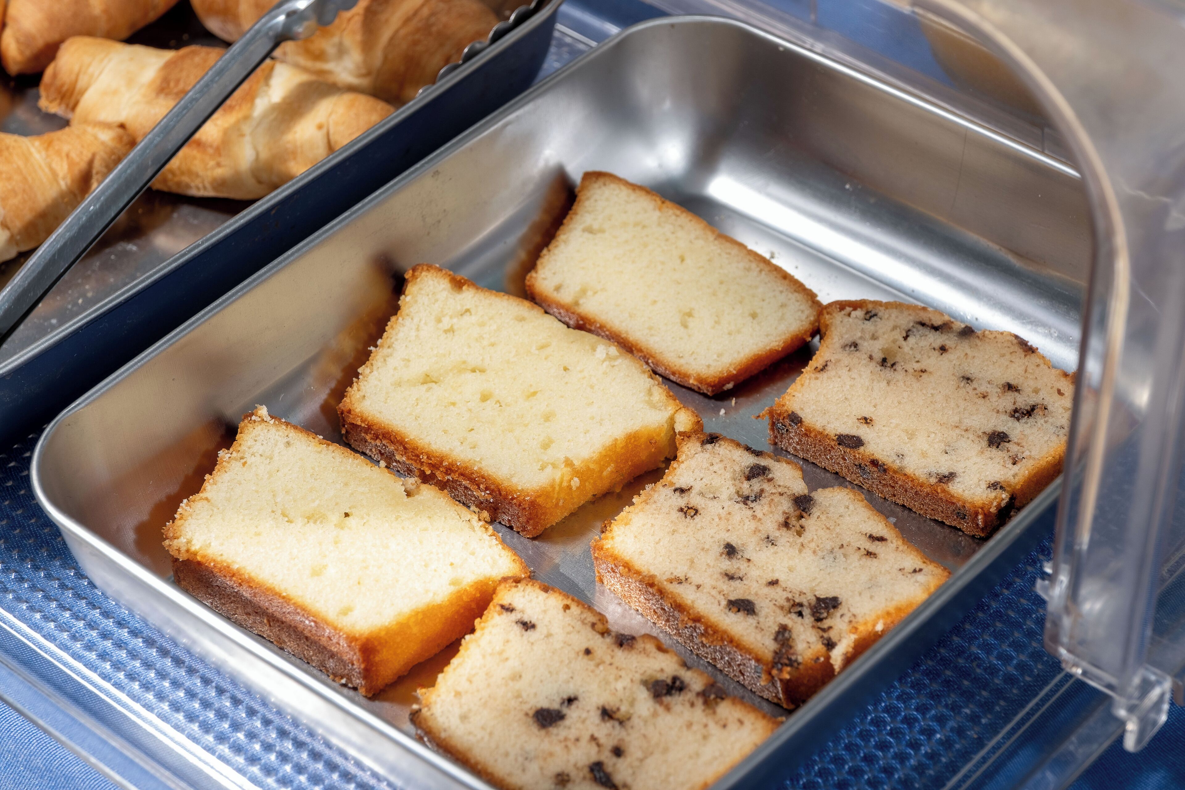 Una bandeja con rebanadas de pastel y pasteles.
