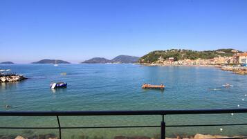 Edredón, minibar, caja de seguridad en la habitación y escritorio