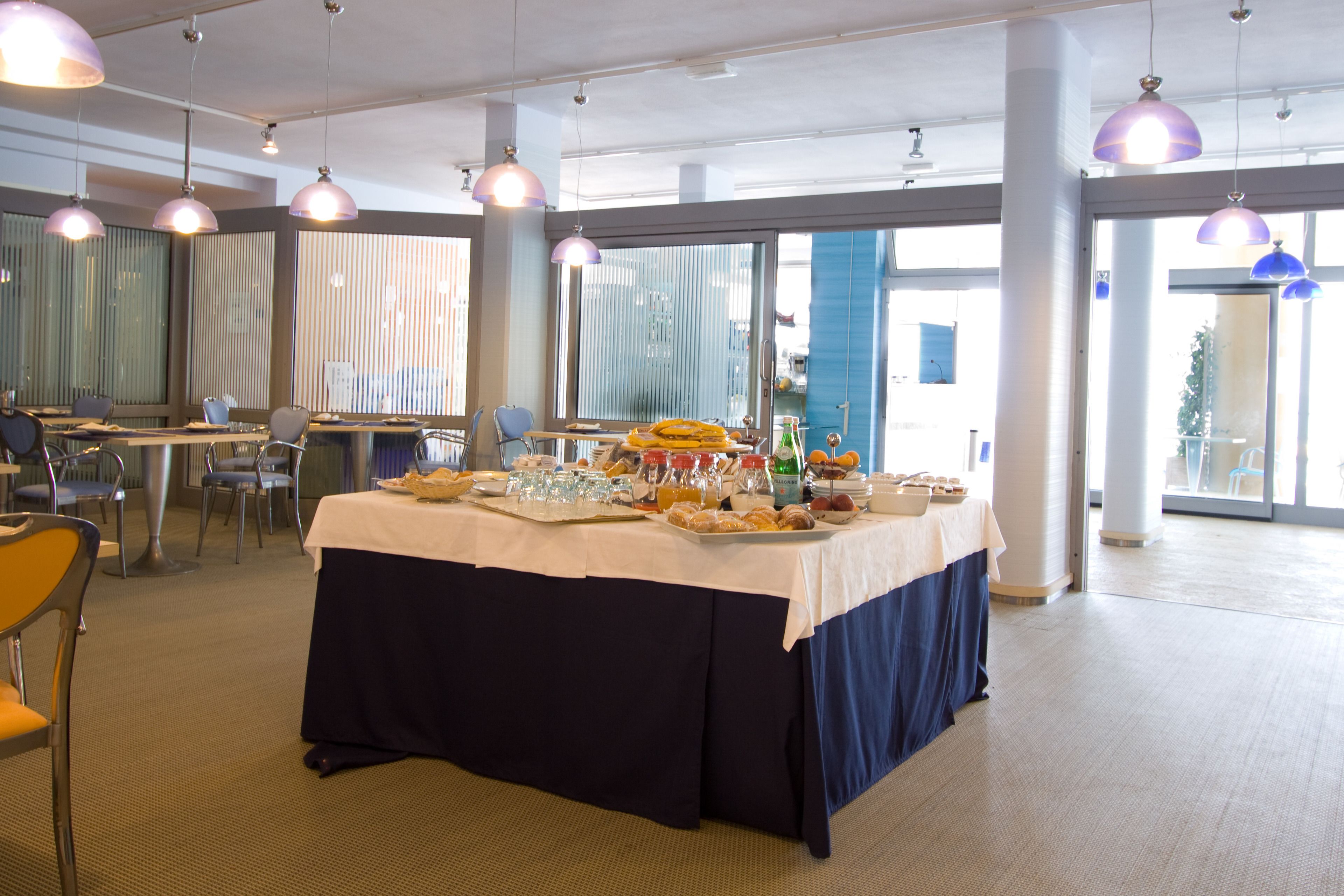 free buffet breakfast