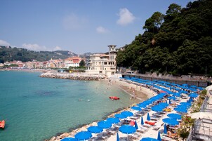 Private beach, beach towels, beach bar