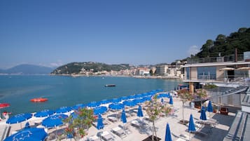 Spiaggia privata, teli da spiaggia, un bar sulla spiaggia