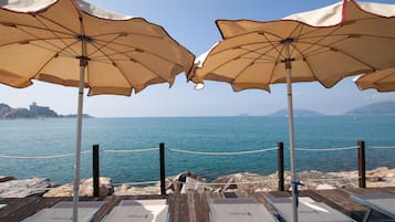 Playa privada, toallas de playa y bar en la playa
