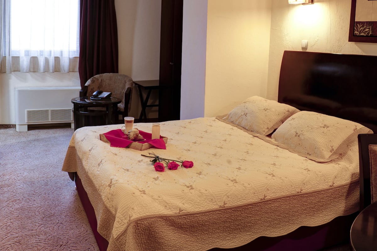 Minibar, coffre-fort, bureau, fer et planche à repasser