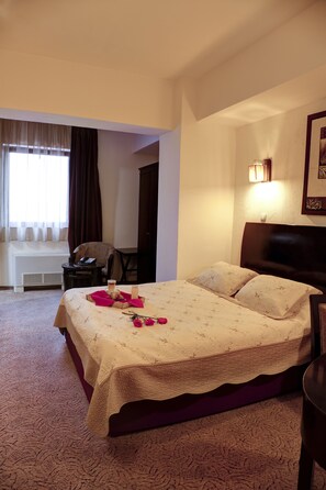 Minibar, in-room safe, desk, iron/ironing board - Hotel Avis (Bucharest)