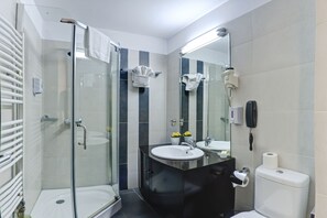Douche, séchoir à cheveux, serviettes fournies