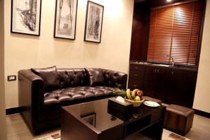 Junior suite, 1 slaapkamer, kitchenette | Hypoallergeen beddengoed, een minibar, een kluis op de kamer