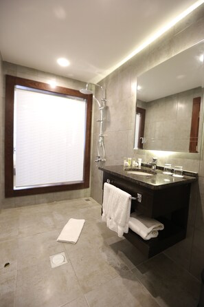 Shower, free toiletries, hair dryer, bidet - Torino Amman Hotel (Amman)