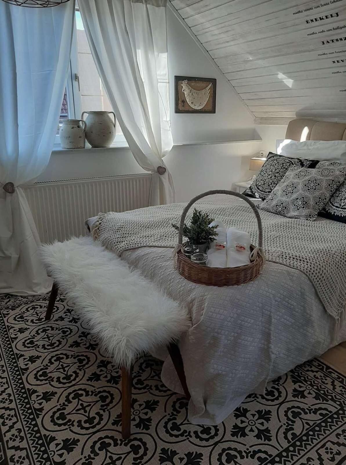 Desk, rollaway beds, free WiFi