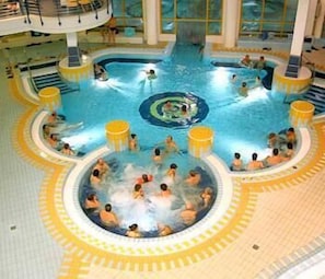 Inomhuspool och utomhuspool