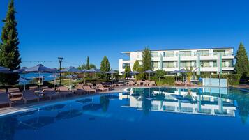 Seasonal outdoor pool, sun loungers