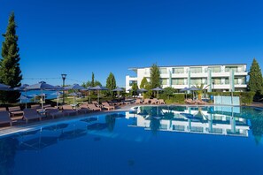 Seasonal outdoor pool, sun loungers - Poseidon Palace (Patras)