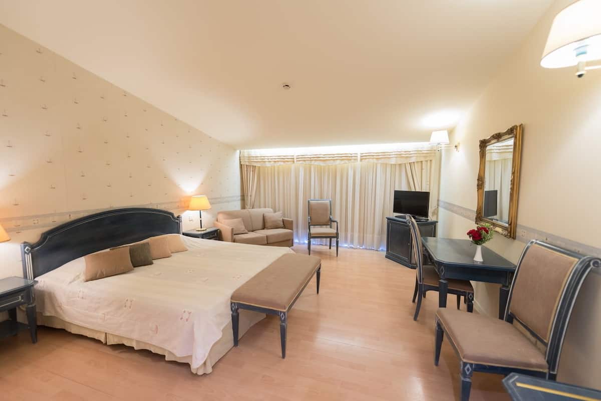 Tripla Standard, vista mare parziale | Biancheria da letto di alta qualità, minibar, una cassaforte in camera