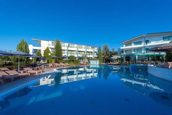 Seasonal outdoor pool, pool loungers