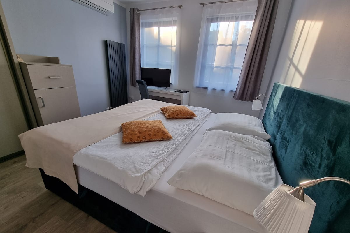 Een bureau, een strijkplank/strijkijzer, gratis wifi, beddengoed