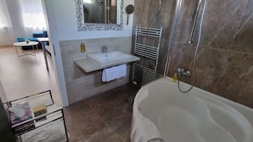 Gratis toiletartikelen, een haardroger, handdoeken, zeep