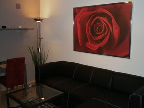 Apartamento estándar, 2 habitaciones | Sala de estar | Televisión LCD de 50 cm con canales digitales
