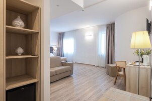 开间套房 | 羽绒被、迷你吧、客房内保险箱、办公桌