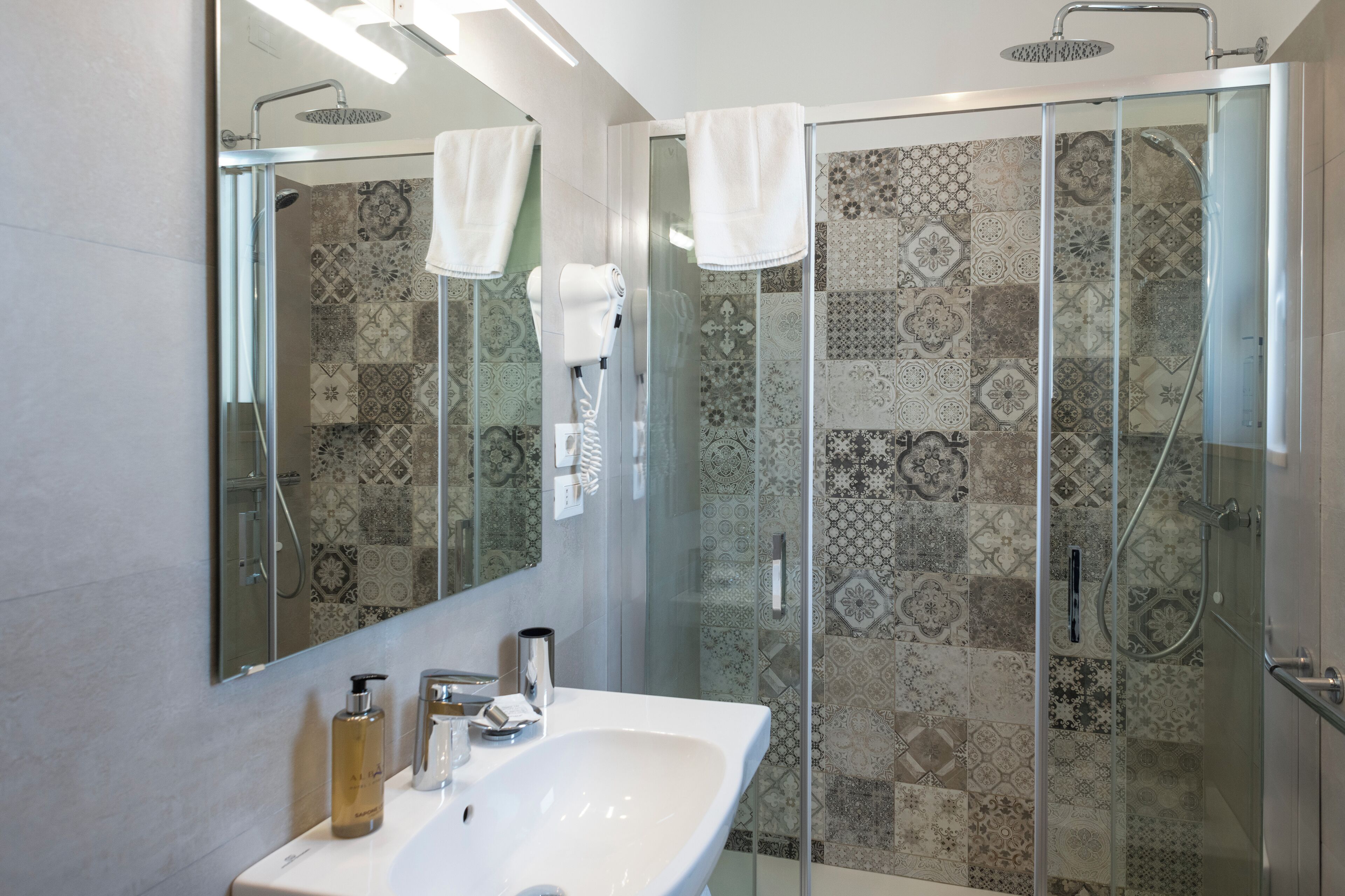 superior double room | bathroom | shower, free toiletries, hair dryer, bidet