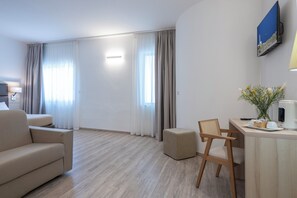 Studiosuite | Daunenbettdecken, Minibar, Zimmersafe, Schreibtisch