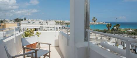 Suite, vista al mar | Terraza o patio