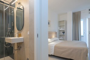 Standard Double Room | Bathroom | Shower, free toiletries, hair dryer, bidet - Hotel Albània (Otranto)