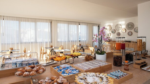 A buffet with various pastries, fruits, and beverages. - Hotel Albània (Otranto)