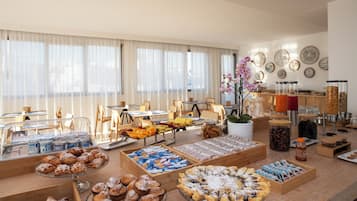 Free daily buffet breakfast