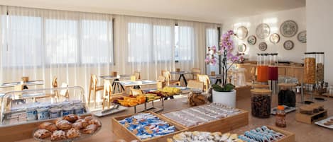 Free daily buffet breakfast