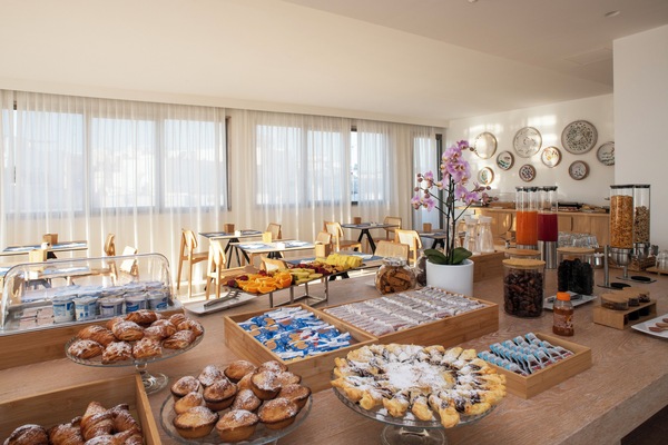 Café da manhã com buffet grátis todos os dias