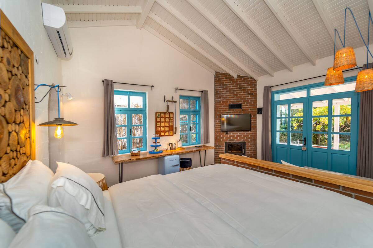 Superior Double Room, Jetted Tub, Sea View | Minibar, WiFi (free), bed sheets